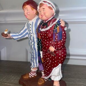 Department 56 - All Through the House Mama in her Kerchief Papa in his Cap.(#19)
